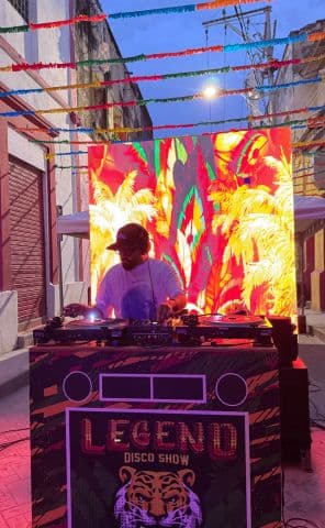 Frutamannn DJ en Legend Disco Show con pantalla LED tropical al aire libre Barranquilla