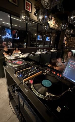 Tornamesa con disco de vinilo girando en set de Frutamannn en bar de Barranquilla