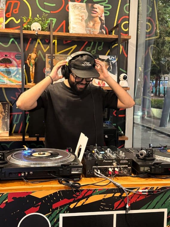Miguel Angulo, Frutamannn DJ Selector de Barranquilla, tocando en tornamesas Pioneer con colección de vinilos